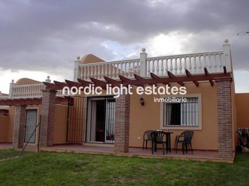 South-facing townhouse with paking space and spacious rooftop terrace with sea views