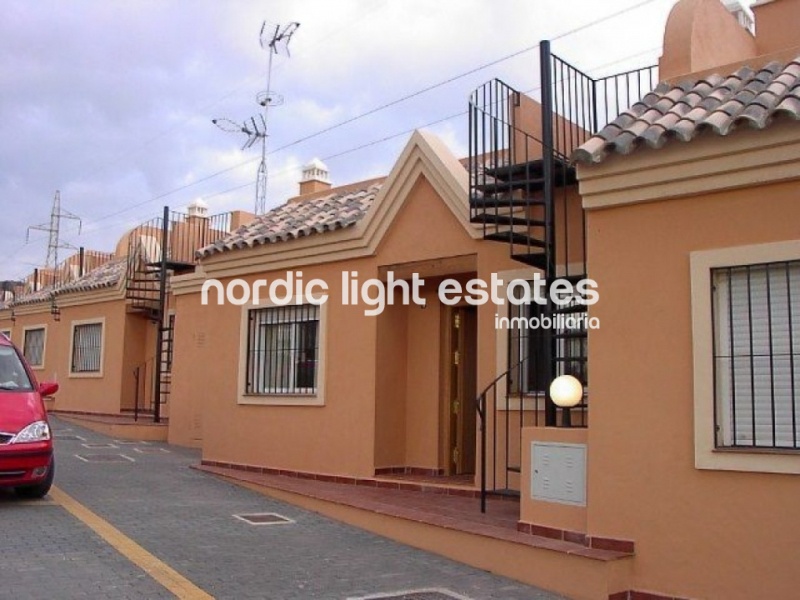 South-facing townhouse with paking space and spacious rooftop terrace with sea views
