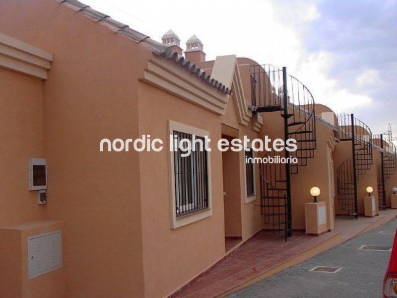 South-facing townhouse with paking space and spacious rooftop terrace with sea views