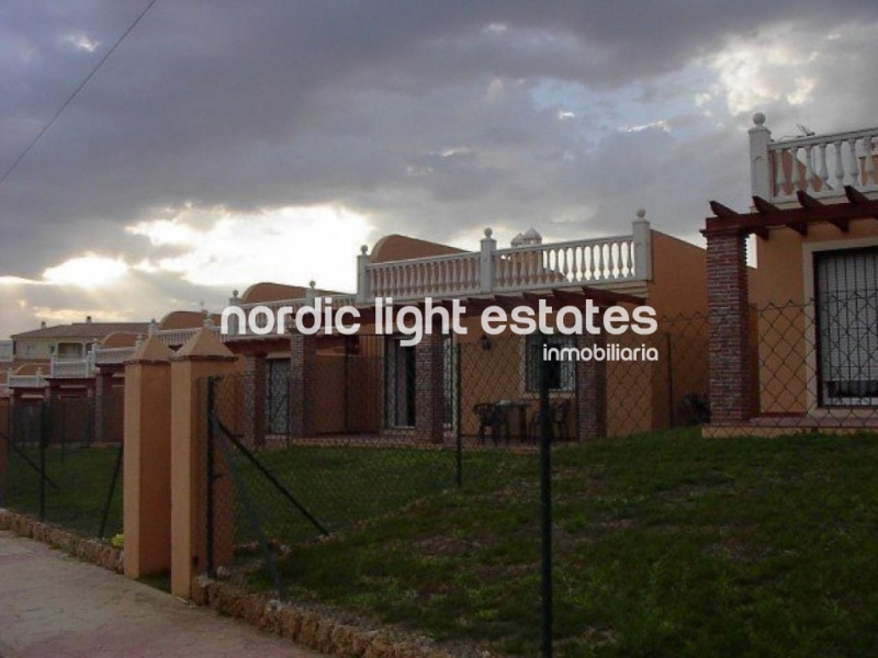 South-facing townhouse with paking space and spacious rooftop terrace with sea views