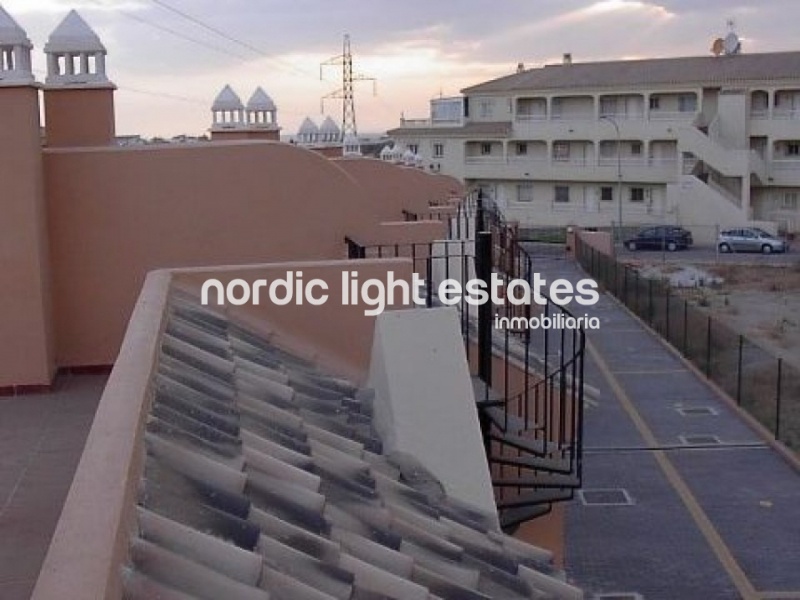 South-facing townhouse with paking space and spacious rooftop terrace with sea views