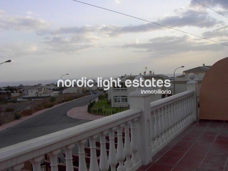 South-facing townhouse with paking space and spacious rooftop terrace with sea views