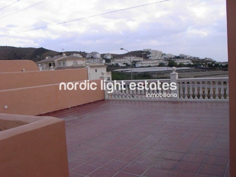 South-facing townhouse with paking space and spacious rooftop terrace with sea views