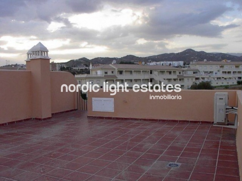 South-facing townhouse with paking space and spacious rooftop terrace with sea views