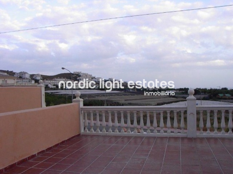 South-facing townhouse with paking space and spacious rooftop terrace with sea views