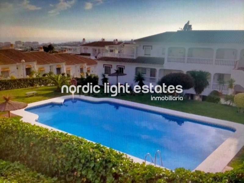 South-facing townhouse with paking space and spacious rooftop terrace with sea views