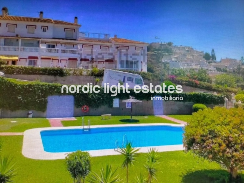 South-facing townhouse with paking space and spacious rooftop terrace with sea views