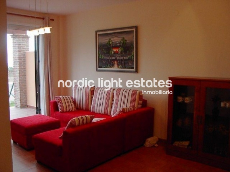 South-facing townhouse with paking space and spacious rooftop terrace with sea views