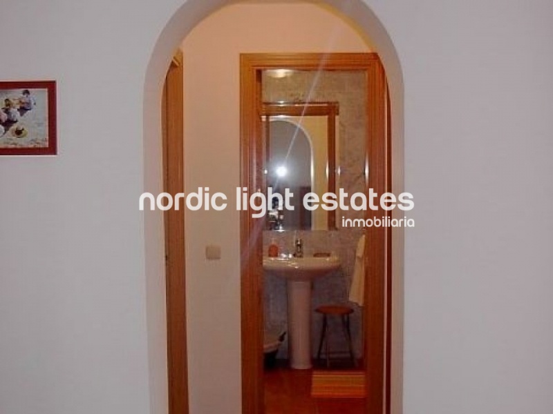 South-facing townhouse with paking space and spacious rooftop terrace with sea views