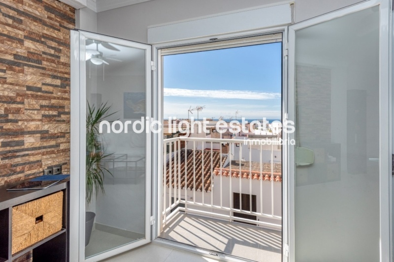 Elegant and modern apartment with sea views in the old town 