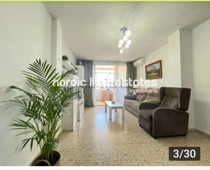 Apartment with sea views in an excellent location 