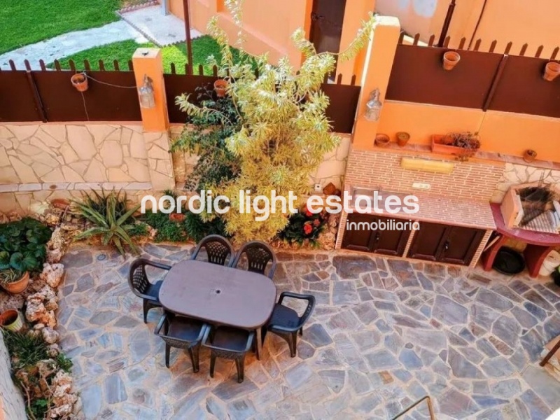 Semi-detached house with 2 parking spaces, several terraces and swimming pool 