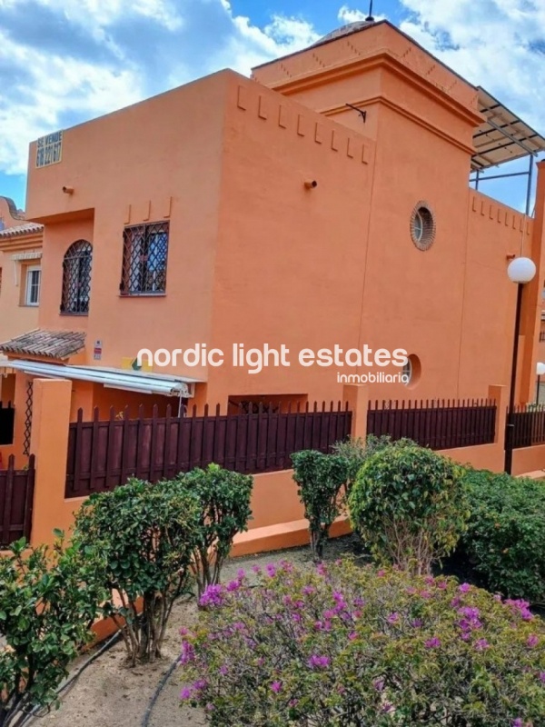 Semi-detached house with 2 parking spaces, several terraces and swimming pool 
