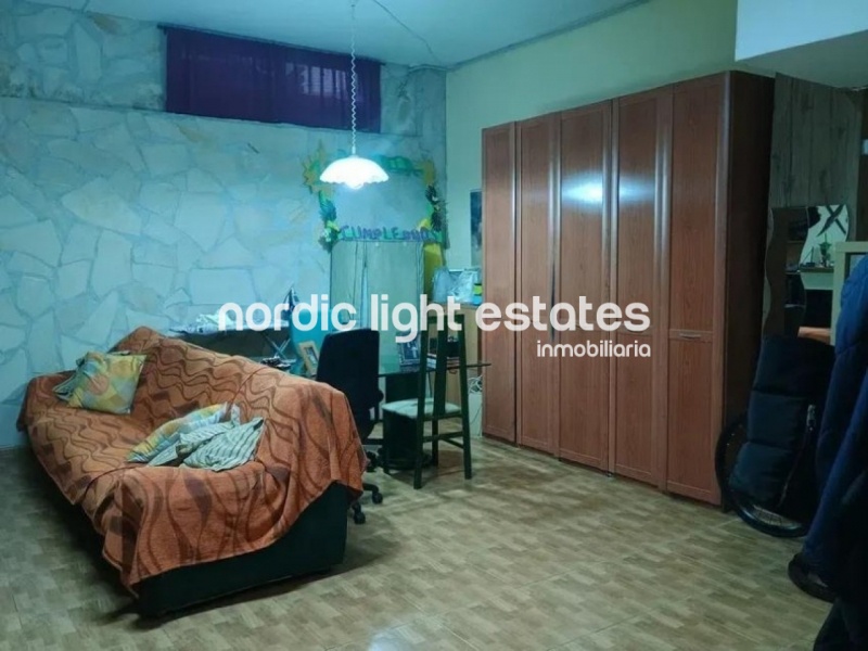 Semi-detached house with 2 parking spaces, several terraces and swimming pool 