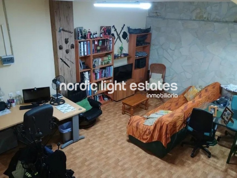 Semi-detached house with 2 parking spaces, several terraces and swimming pool 