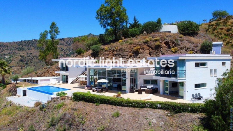 Exclusive luxury villa with 2 guest accommodations