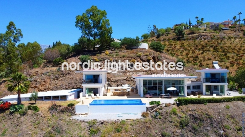 Exclusive luxury villa with 2 guest accommodations