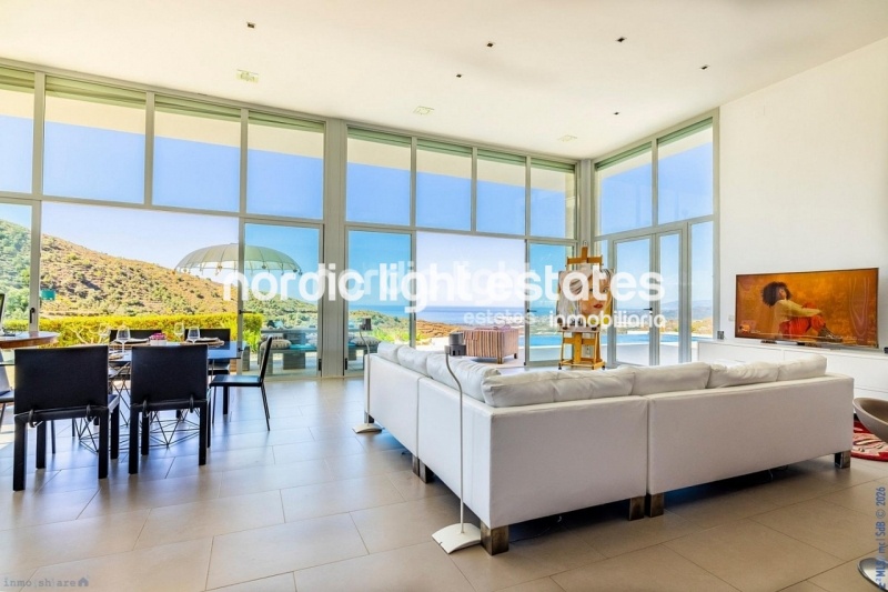 Exclusive luxury villa with 2 guest accommodations
