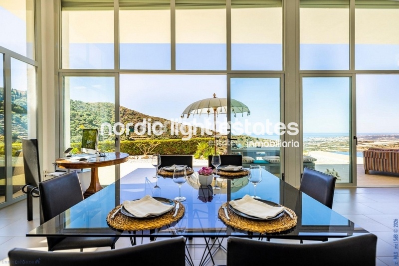 Exclusive luxury villa with 2 guest accommodations