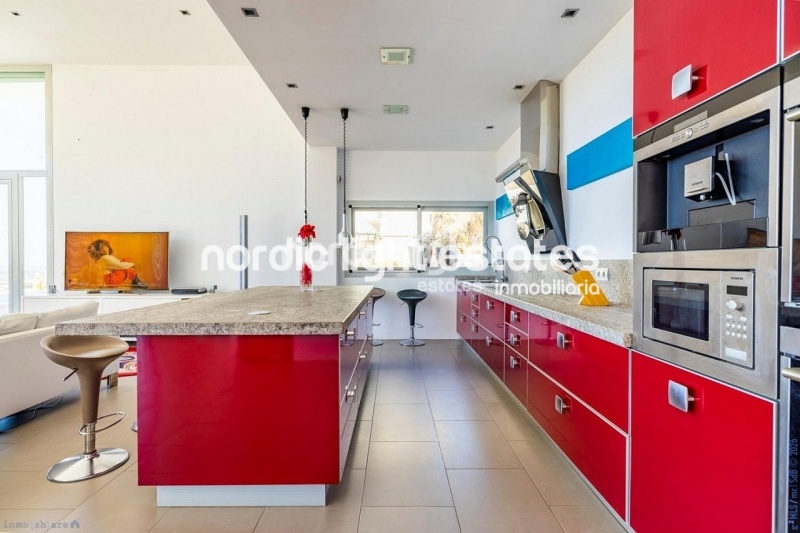 Exclusive luxury villa with 2 guest accommodations