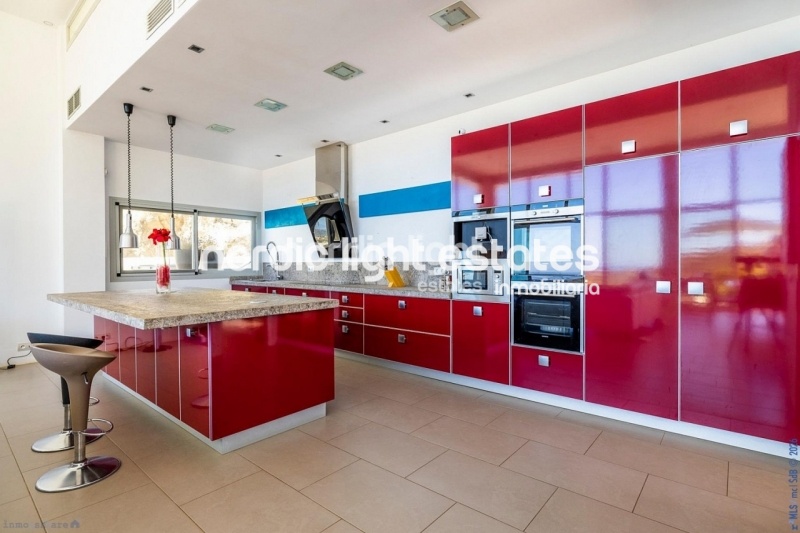 Exclusive luxury villa with 2 guest accommodations