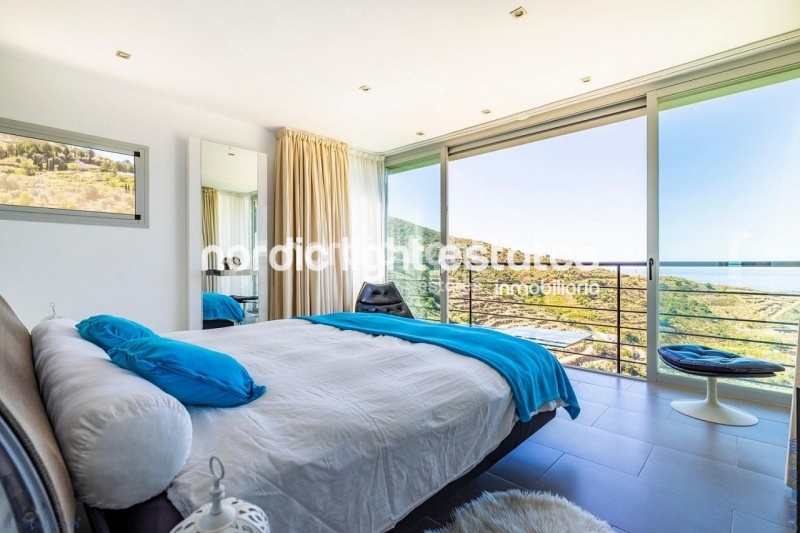Exclusive luxury villa with 2 guest accommodations