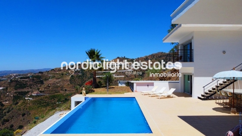 Exclusive luxury villa with 2 guest accommodations