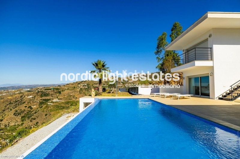 Exclusive luxury villa with 2 guest accommodations