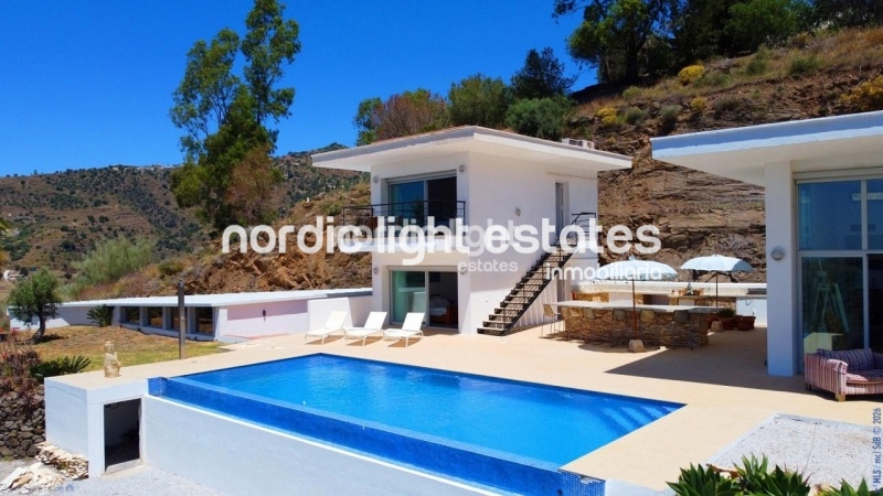 Exclusive luxury villa with 2 guest accommodations