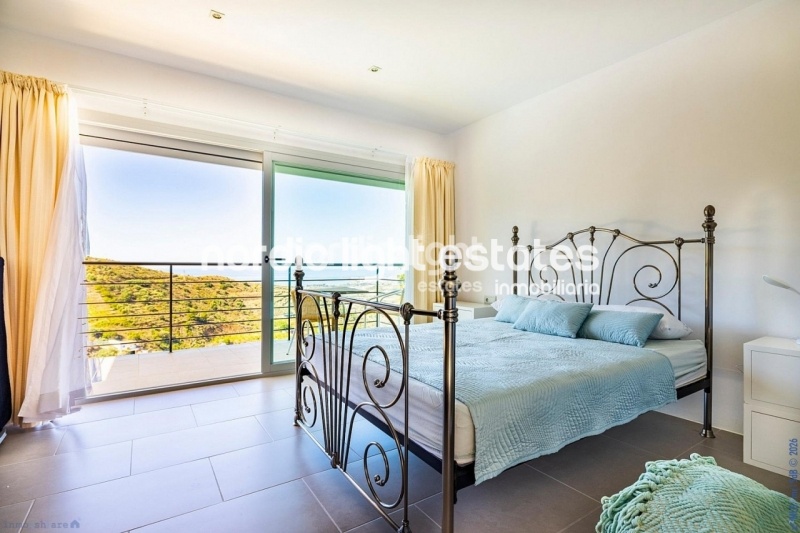 Exclusive luxury villa with 2 guest accommodations