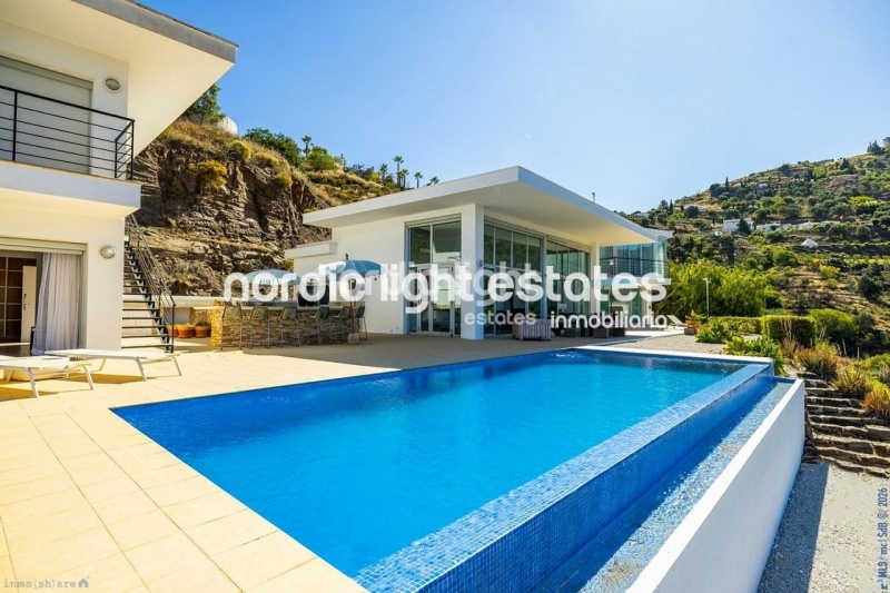Exclusive luxury villa with 2 guest accommodations
