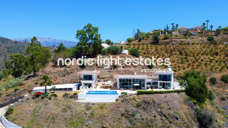 Exclusive luxury villa with 2 guest accommodations