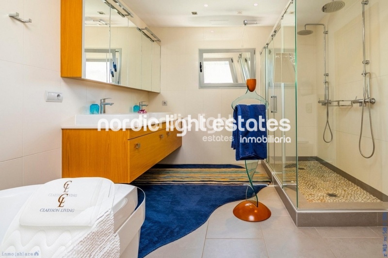 Exclusive luxury villa with 2 guest accommodations
