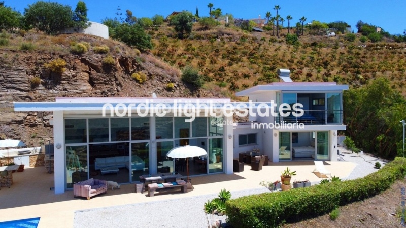Exclusive luxury villa with 2 guest accommodations