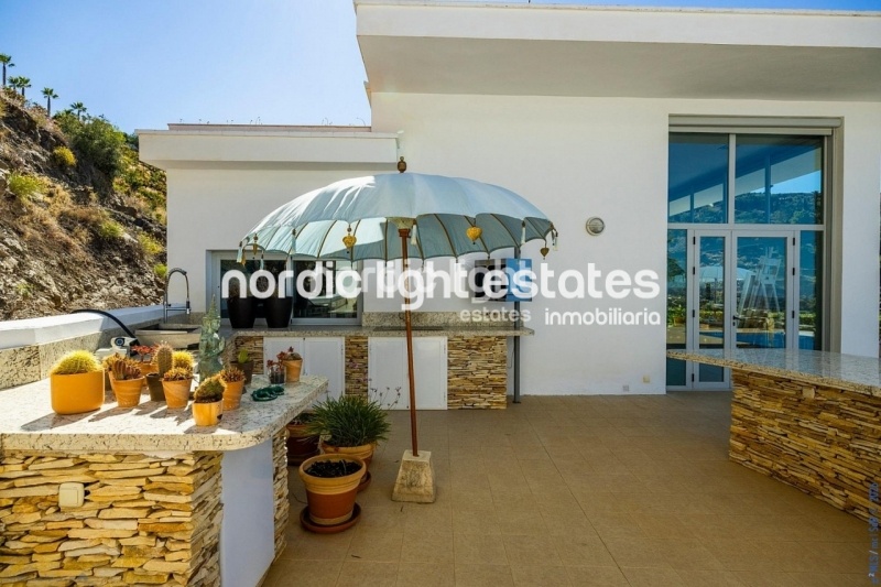 Exclusive luxury villa with 2 guest accommodations