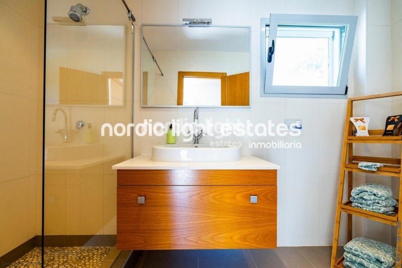 Exclusive luxury villa with 2 guest accommodations