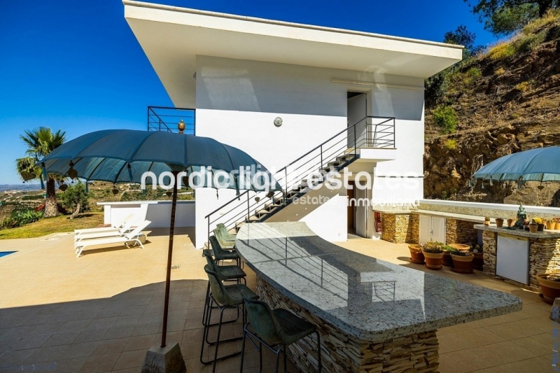 Exclusive luxury villa with 2 guest accommodations