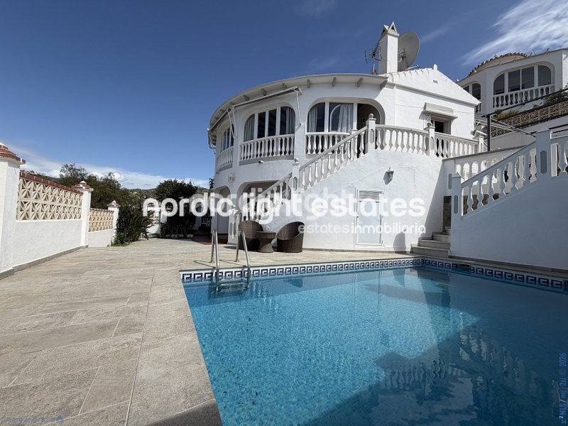 Estupendo villa independiente con apartamento de invitados y cochera