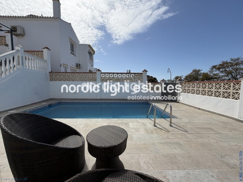 Estupendo villa independiente con apartamento de invitados y cochera