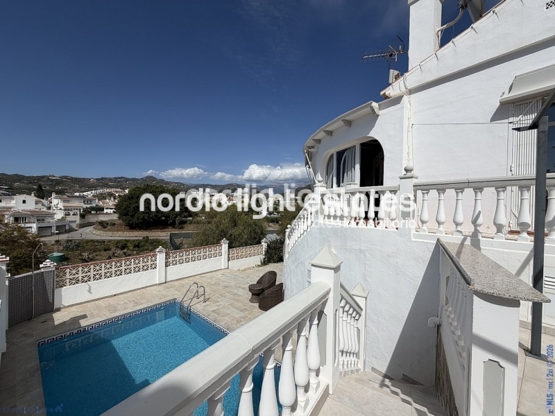 Estupendo villa independiente con apartamento de invitados y cochera