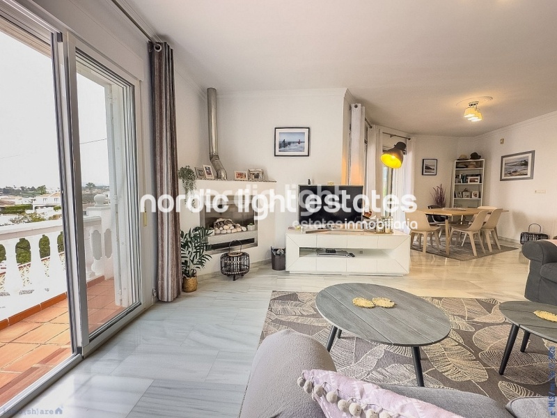Estupendo villa independiente con apartamento de invitados y cochera
