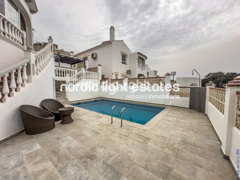 Estupendo villa independiente con apartamento de invitados y cochera