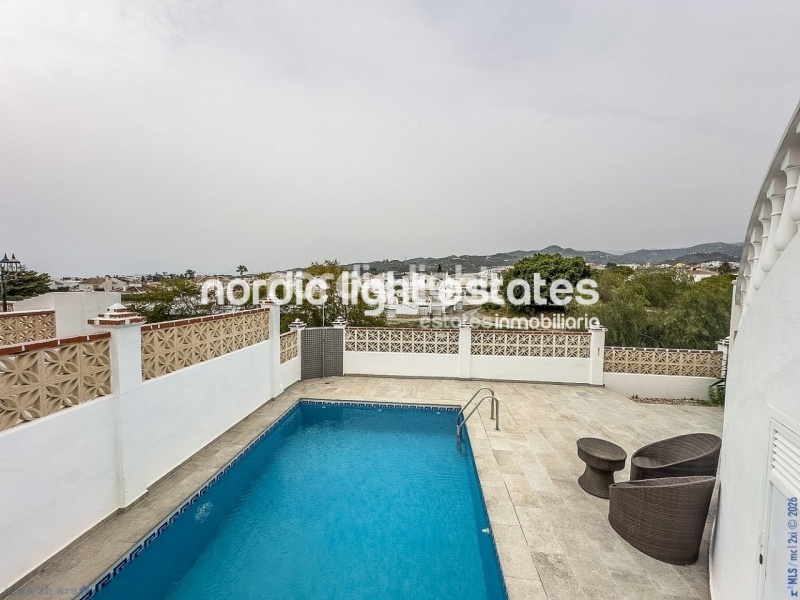 Estupendo villa independiente con apartamento de invitados y cochera