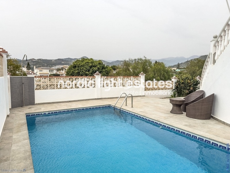 Estupendo villa independiente con apartamento de invitados y cochera