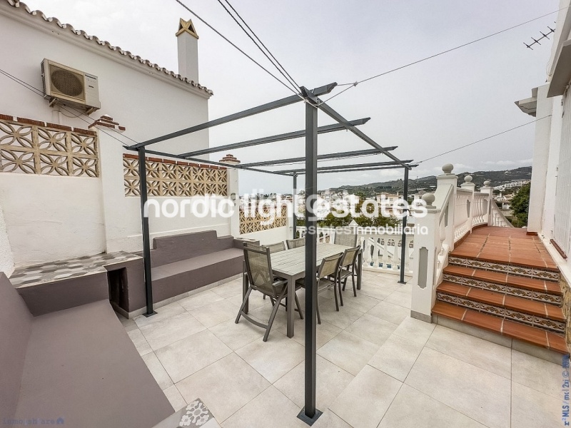 Estupendo villa independiente con apartamento de invitados y cochera
