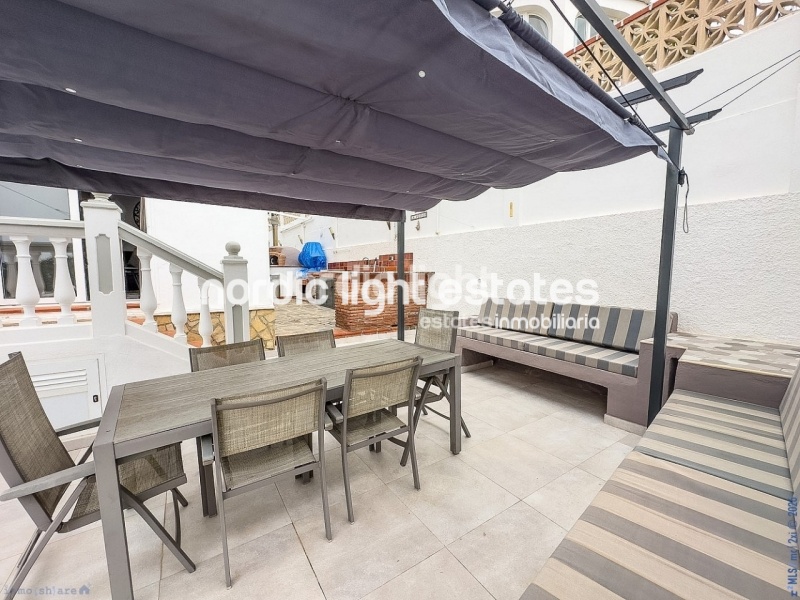 Estupendo villa independiente con apartamento de invitados y cochera