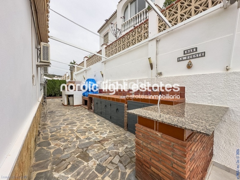 Estupendo villa independiente con apartamento de invitados y cochera