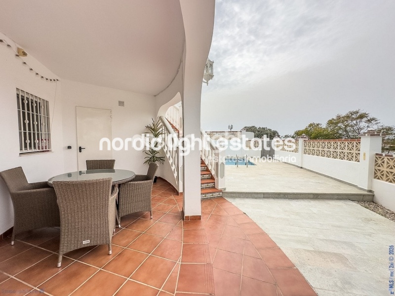 Estupendo villa independiente con apartamento de invitados y cochera