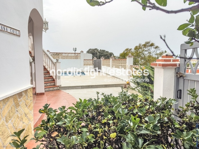 Estupendo villa independiente con apartamento de invitados y cochera