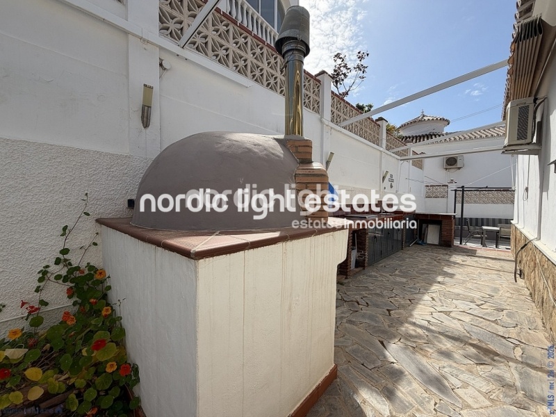 Estupendo villa independiente con apartamento de invitados y cochera